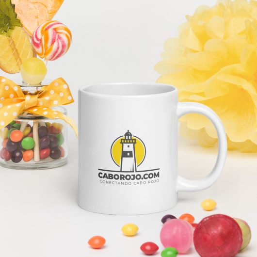 Taza blanca brillante con logo de Caborojo.com
