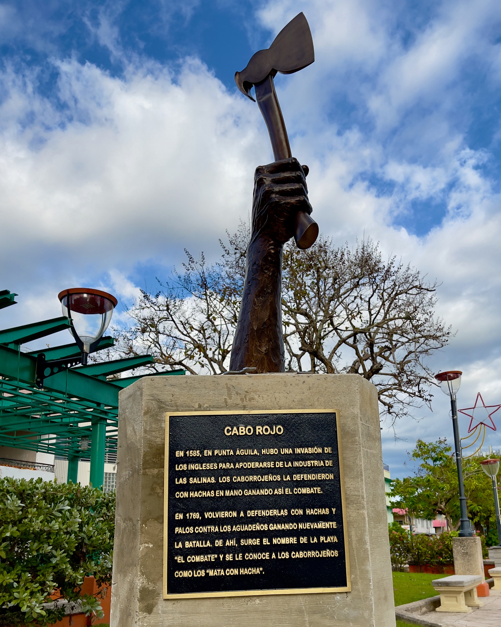 Monumento Mata con Hacha en la Plaza de Cabo Rojo — estatua de bronce de un puño sosteniendo un hacha